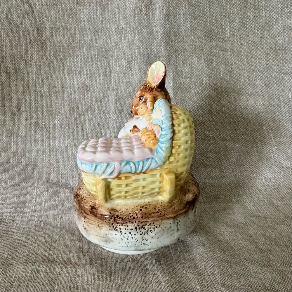 vintage 70s Schmid Hunca Munca Beatrix Potter music box - Picture 5 of 8